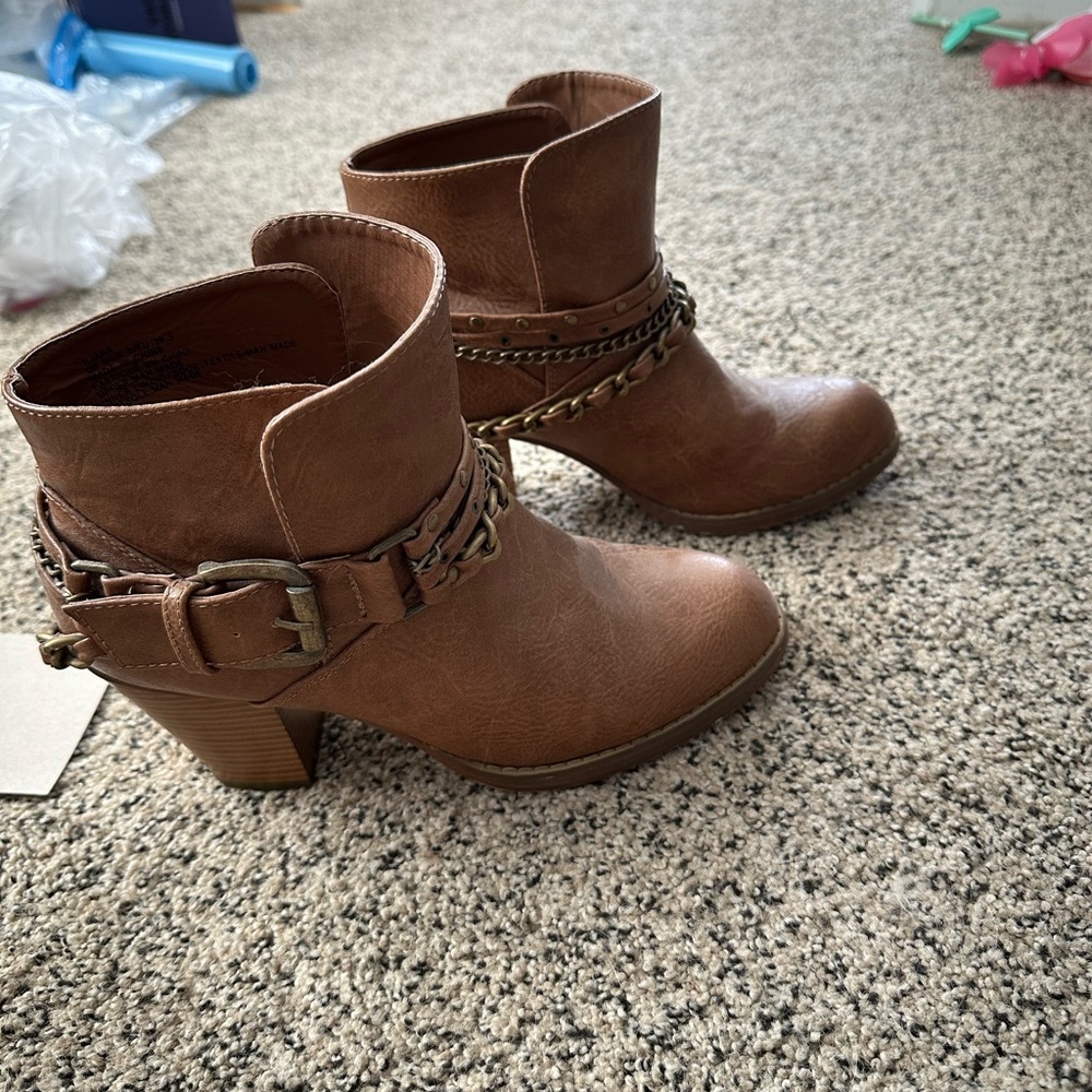 Short booties, worn a few times, but no scuffs and n the top or sides.